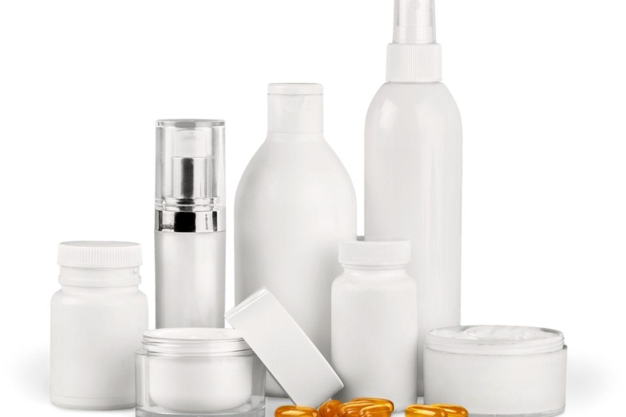 Na foto, frascos para cosméticos na cor branca.